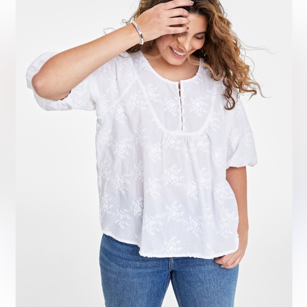 On 34th White Floral Top Embroidery Short Sleeves SZ S EUC